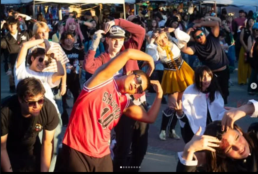 Público disfrutando un show en vivo de Otakon
